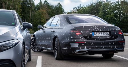 Mercedes chwali się nową Klasą S. Będzie mieć inteligentne zawieszenie i skrętną tylną oś