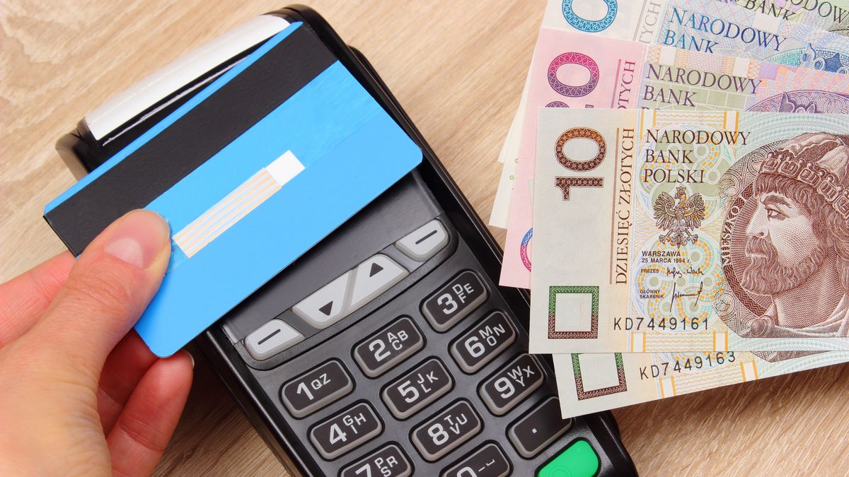 Duże instytucje w Polsce mają odmienne podejście do płatności gotówką