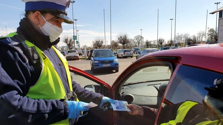 W prywatnym pojeździe nie obowiązuje nakaz zakrywania ust i nosa. Po jego opuszczeniu jest już jednak konieczna