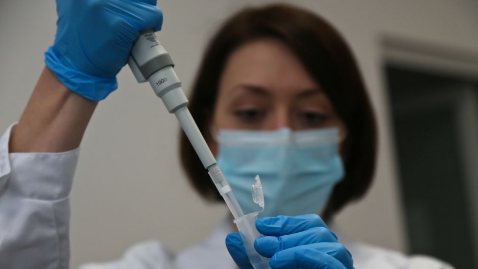 Szczepionka na COVID-19. Nieufność Polaków do ekspertów, koncernów i polityków utrudni narodowy program szczepień