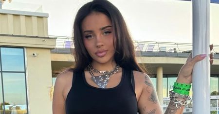 Fagata lansuje się za kulisami bułgarskiego koncertu, podpisując plakaty i pozując w MIKROSKOPIJNYM bikini