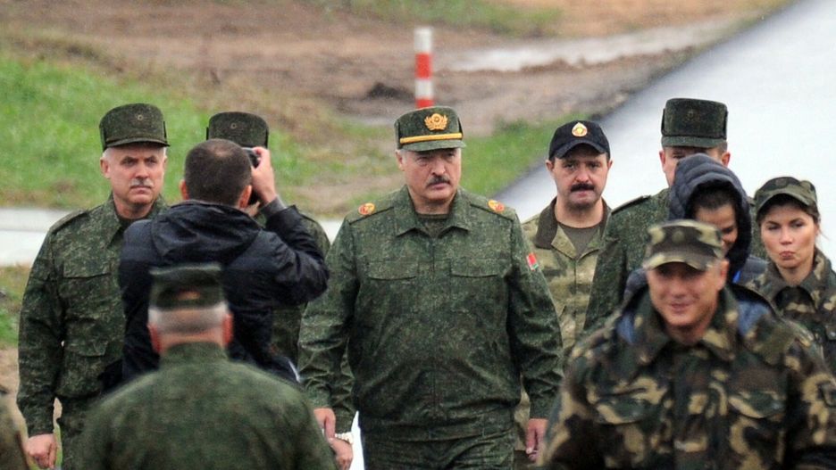 Manewry Zapad 2017Belarus' President Alexander Lukashenko (C) arrives to inspect the joint Russian-Belarusian military exercises Zapad-2017 (West-2017) at a training ground near the town of Borisov on September 20, 2017. / AFP PHOTO / Sergei GAPONSERGEI GAPON