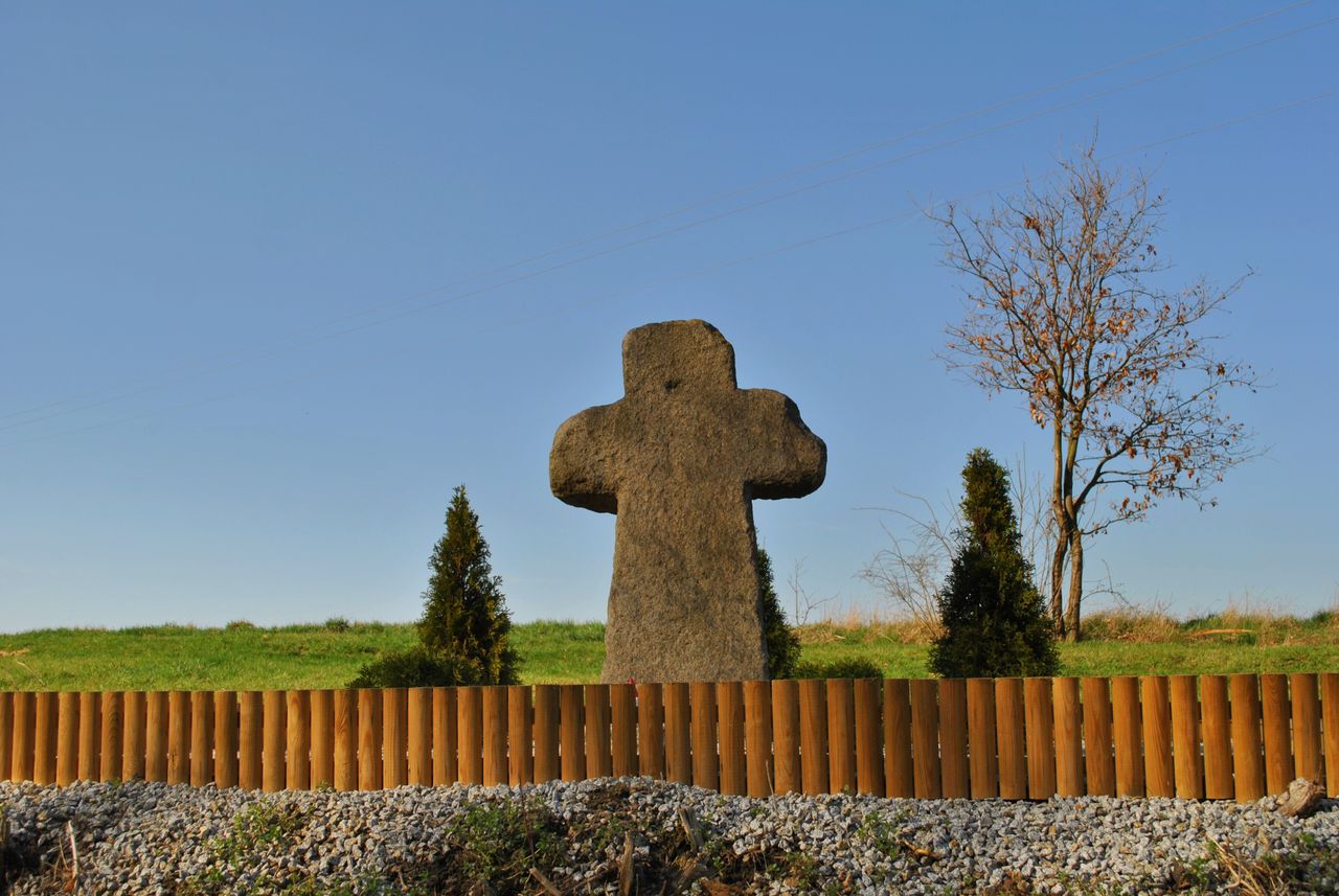 Po kształcie krzyża pokutnego widać często, że został wykonany przez osobę, która nie miała wprawy w ciosaniu kamienia 