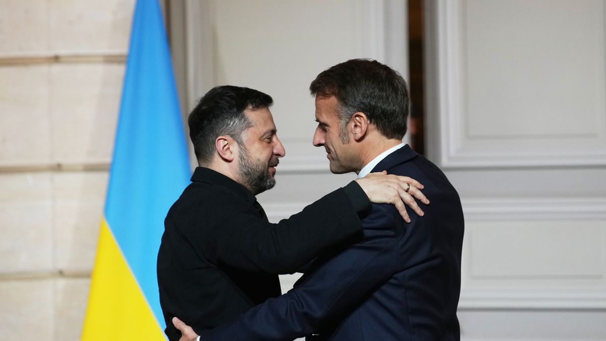 epa12562638 French President Emmanuel Macron (R), and Ukrainian President Volodymyr Zelensky hug each other after a joint press conference at the Elysee Palace in Paris, France, 01 December 2025.  EPA/CHRISTOPHE ENA / POOL  MAXPPP OUT 
Dostawca: PAP/EPA.
CHRISTOPHE ENA / POOL
meeting, politics, diplomacy