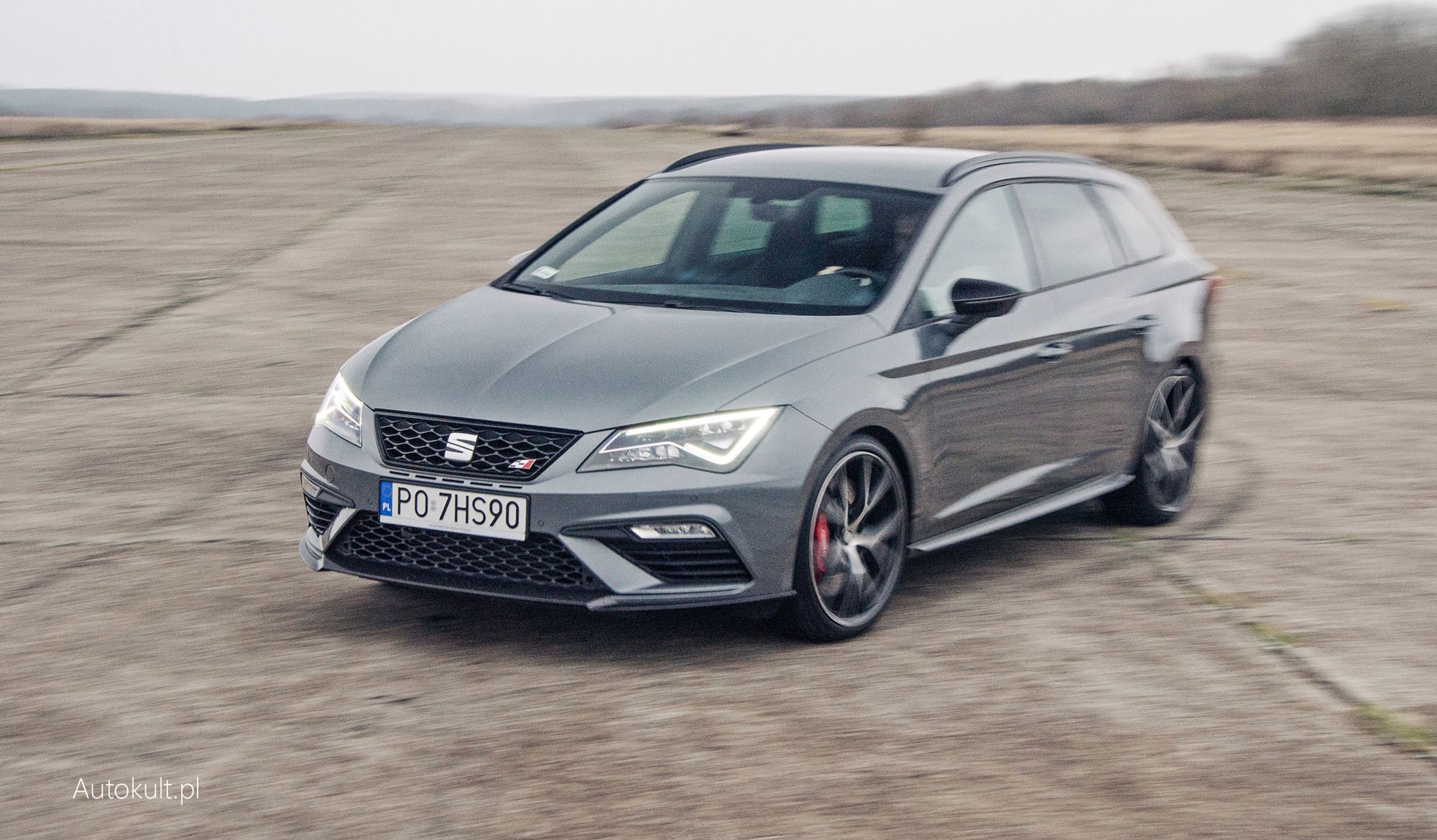 Leon Cupra z napędem 4Drive prowadzi się w pierwszej kolejności bezpiecznie. Więcej zabawy zapewnia przednionapędowa Cupra R.