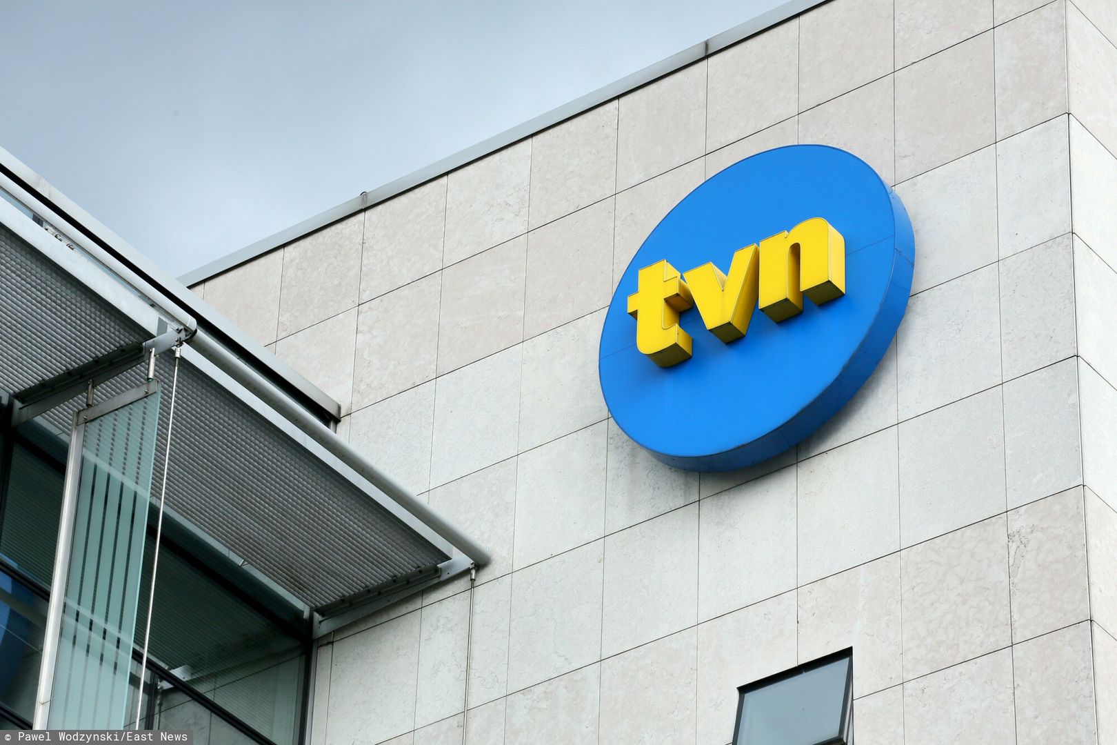 Koncesja dla TVN24. Rzeczniczka KRRiT: Nie było głosowania, bo zrobiło się późno. Na zdjęciu siedziba stacji TVN 