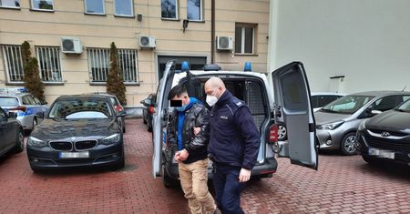 Chciał ukraść kurtkę i zegarek. Zatrzymał go policjant po służbie