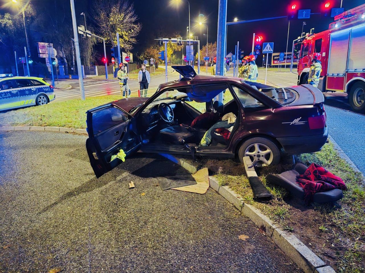 Łomża: Audi uderzyło w słup. Cztery osoby ranne