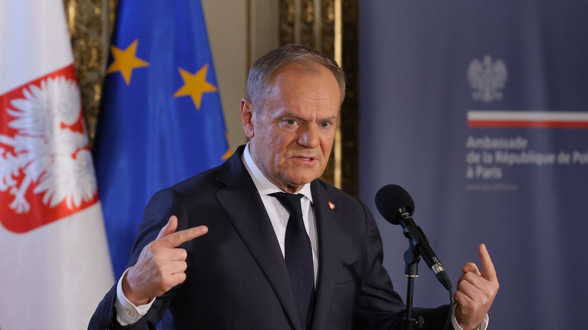 Paryż, Francja, 17.02.2025. Premier Donald Tusk podczas wypowiedzi dla mediów w Paryżu, 17 bm. W Paryżu odbył się nieformalny szczyt przywódców krajów europejskich na temat sytuacji na Ukrainie i bezpieczeństwa Europy. W spotkaniu wzięli udział także: sekretarz generalny NATO Mark Rutte oraz przewodniczący Rady Europejskiej i KE, Antonio Costa i Ursula von der Leyen. (sko) PAP/Paweł Supernak