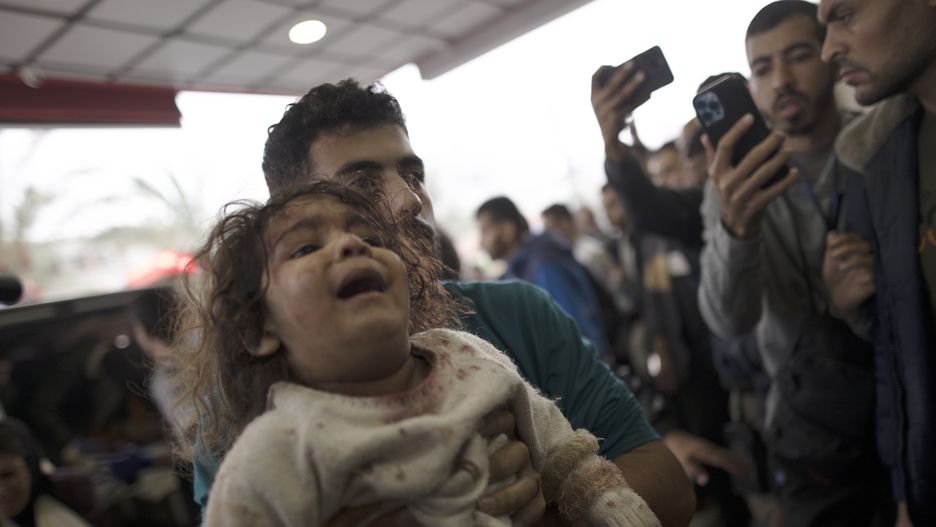 Injured Palestinians at Nasser Hospital following strikes on southern Gaza
epa11011551 A young girl wounded in Israeli air strikes on southern Gaza is carried to Nasser Hospital in Khan Yunis, southern Gaza Strip, 05 December 2023. Israeli forces resumed military strikes on Gaza after a week-long truce ended on 01 December. More than 15,500 Palestinians and at least 1,200 Israelis have been killed, according to the Palestinian Ministry of Health and the Israel Defense Forces (IDF), since Hamas militants launched an attack against Israel from the Gaza Strip on 07 October, and the Israeli operations in Gaza and the West Bank which followed it.  EPA/HAITHAM IMAD 
Dostawca: PAP/EPA.
HAITHAM IMAD