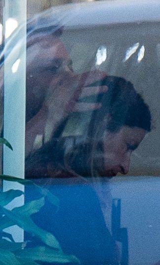 Grzegorz Damięcki i Magdalena Schejbal noszą kartony