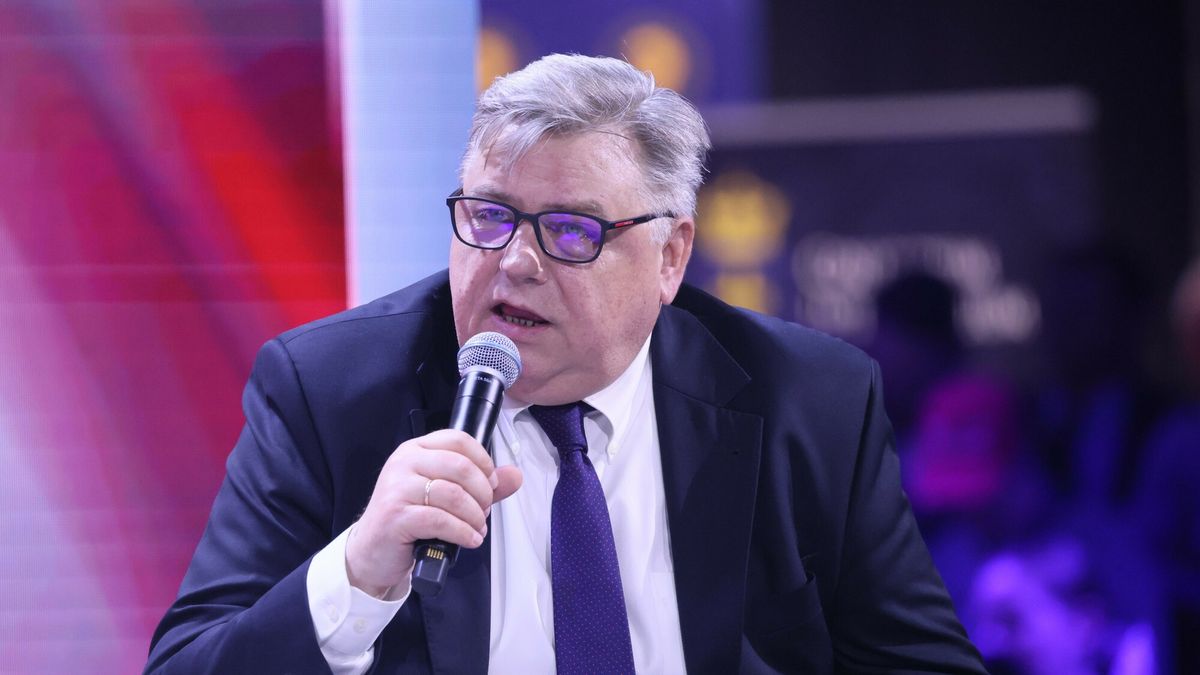 Konferencja PiS Bia?o-Czerwoni
Fot. Wojciech Olkusnik/East News, Warszawa, 27.04.2024. Konferencja PiS Bialo-Czerwoni "Wolni Polacy wobec zmian traktatowych Unii Europejskiej", w hali Expo przy Pradzynskiego.
N/z: eurodeputowany Kosma Zlotowski.
Wojciech Olkusnik