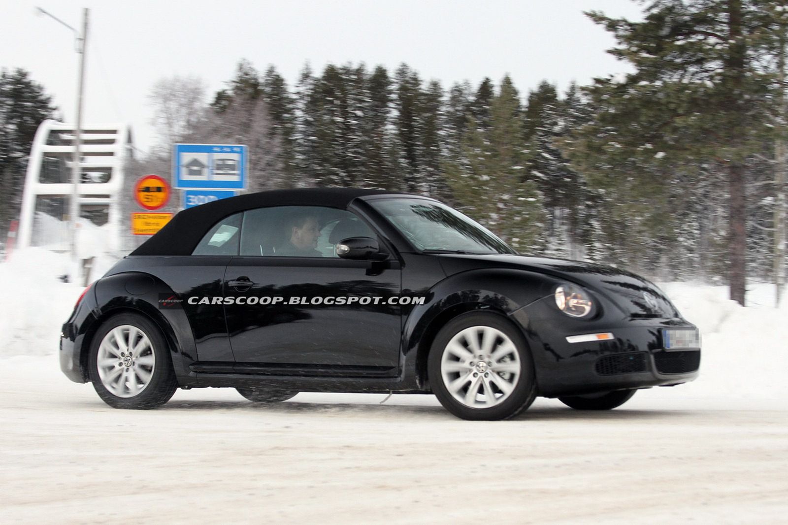2013 Volkswagen Beetle Cabrio (źródło: Carscoop)