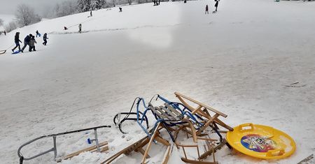 Ferie 2021. Połamane sanki i jabłuszka na stokach. "Nie róbcie u nas cmentarzyska plastiku"