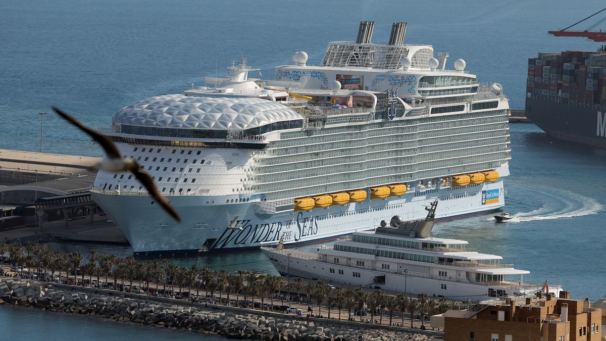 Wonder of the Seas to największy wycieczkowiec świata. Na zdjęciach widać jego ogrom 1