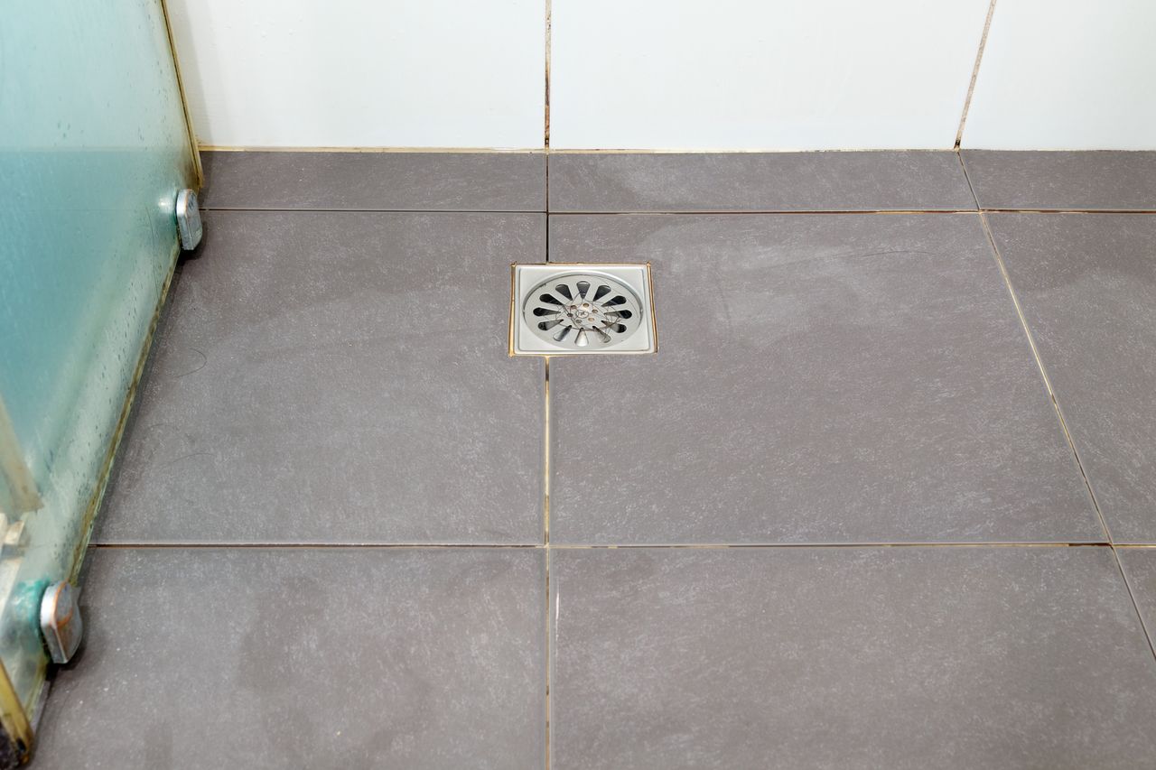 Wymieszaj z wodą i rozetrzyj w brodziku. Rano będzie lśnił czystością