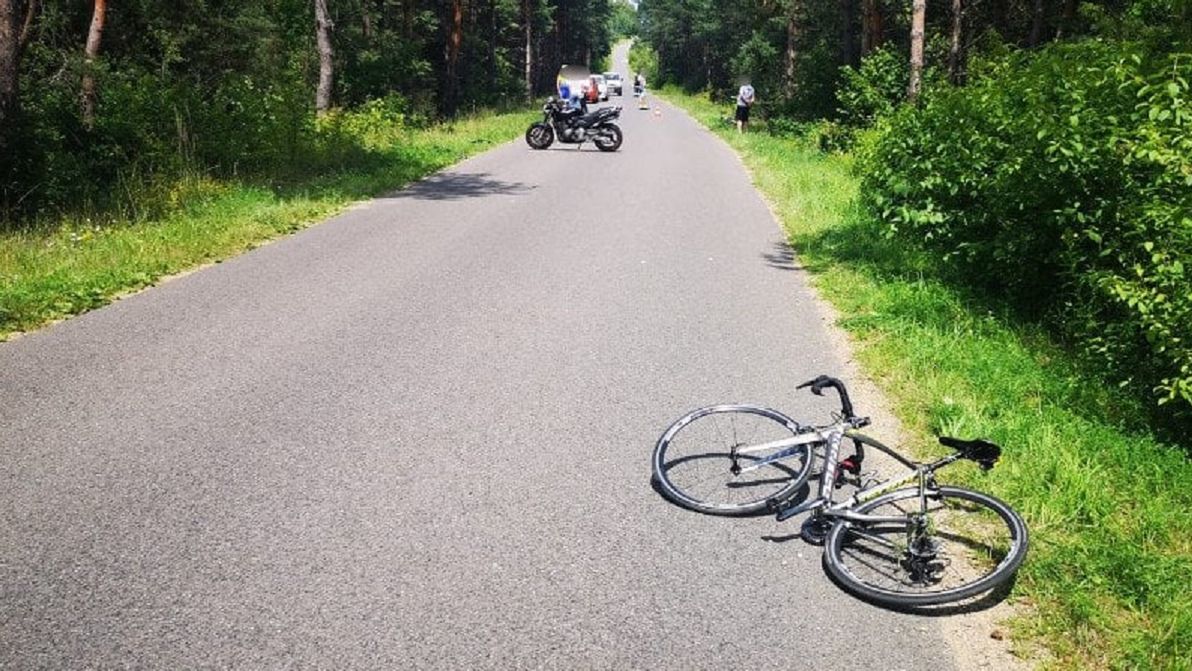 Wypadek kolarzy i motocyklisty