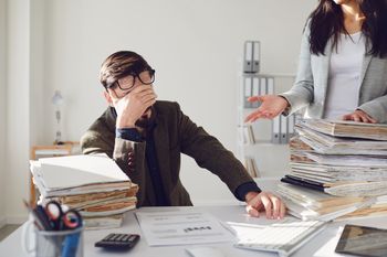 Pracujesz za dużo? Wyniszczasz sobie mózg - mówią nowe badania