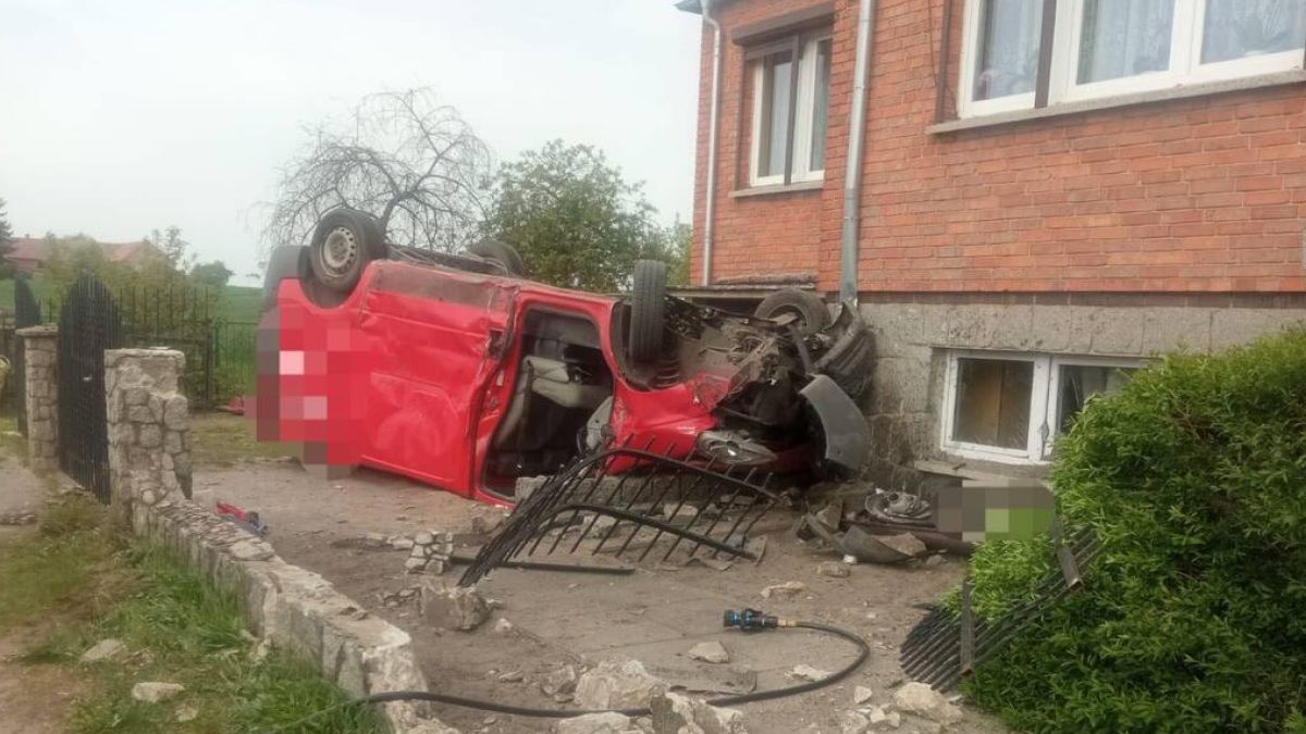 35-latek był kompletnie pijany. Wjechał w ścianę budynku