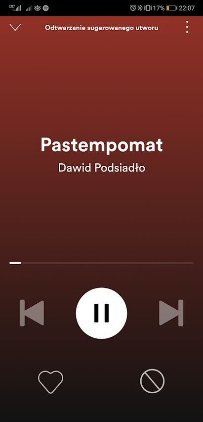 Spotify w widoku samochodowym.