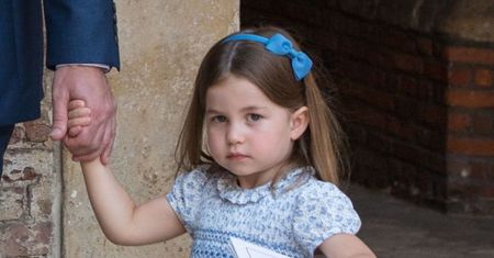 Księżniczka Charlotte przegoniła paparazzich: "WY NIE IDZIECIE!"