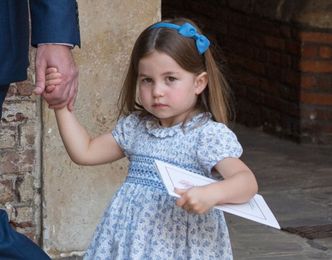 Księżniczka Charlotte przegoniła paparazzich: "WY NIE IDZIECIE!"