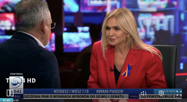 Cała na czerwono Monika Olejnik skradła show w "Kropce nad i" krzykliwą stylizacją. Trudno było skupić się na gościu programu (FOTO)