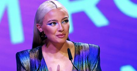 Ależ wycięcia. Nic dziwnego, że robiono jej zdjęcia