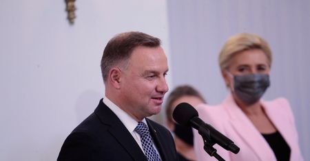 "Ordynarna zagrywka". Sienkiewicz ostro o inicjatywie Dudy