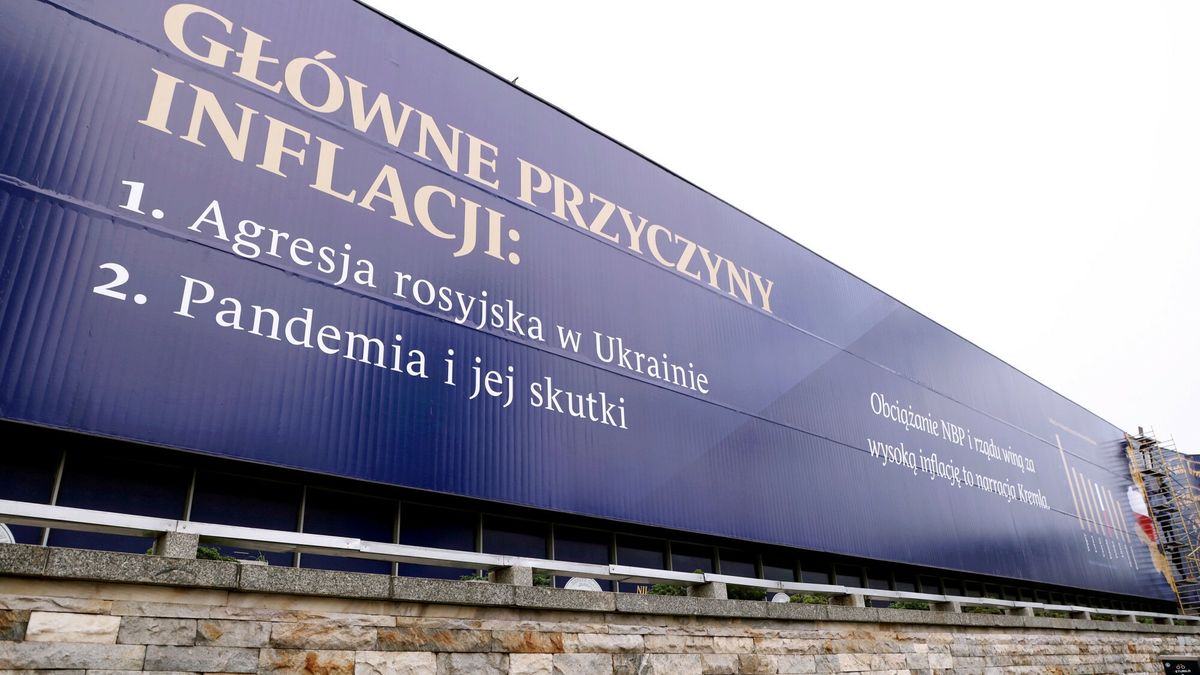 Baner wyjaśniający przyczyny inflacji zawisł we wtorek na gmachu NBP w Warszawie
