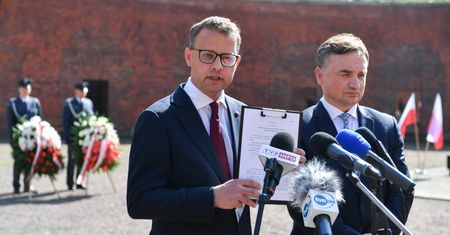 Wozy na lawecie i czeki przed umową. Afera Funduszu Sprawiedliwości na dziesiątkach tysięcy stron