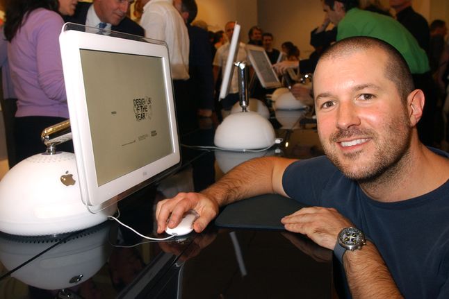 Jony Ive przy iMacu G4 – jednym ze swoich projektów, źródło: Getty Images.