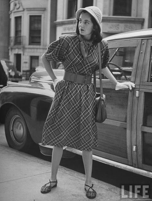 W latach 40. XX wieku panowała moda na dopasowanie butów i spódnic. Wszystko to znalazło się w magazynie LIFE 6