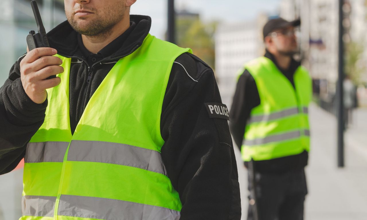 Kuriozalne zdarzenie w Warszawie. Flaga z błyskawicą zarekwirowana po miesiącu