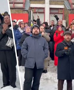Karawan z ciałem dojechał do świątyni. Tłum zaczął krzyczeć