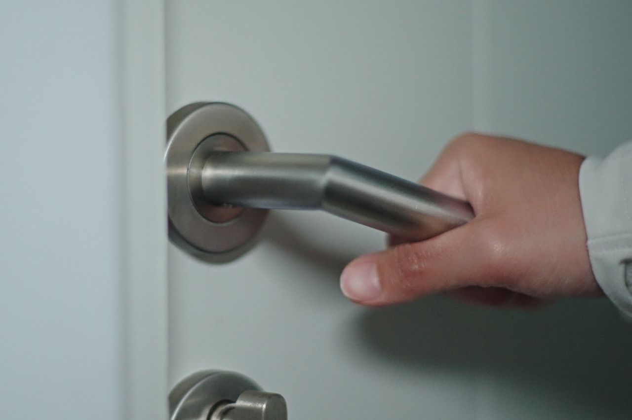 Tajemnicze nocne wizyty w Toruniu. Mieszkańcy ostrzegają się nawzajem