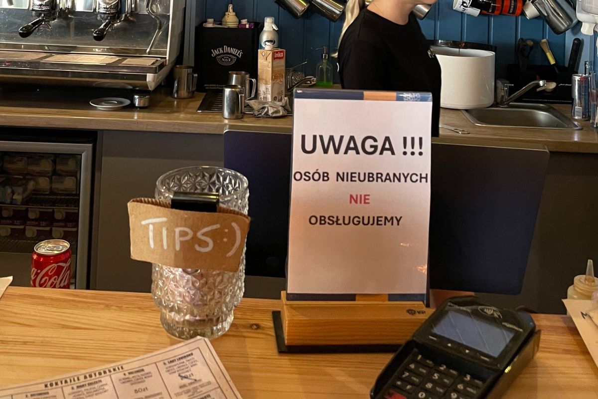 "UWAGA!!! Osób nieubranych nie obsługujemy"