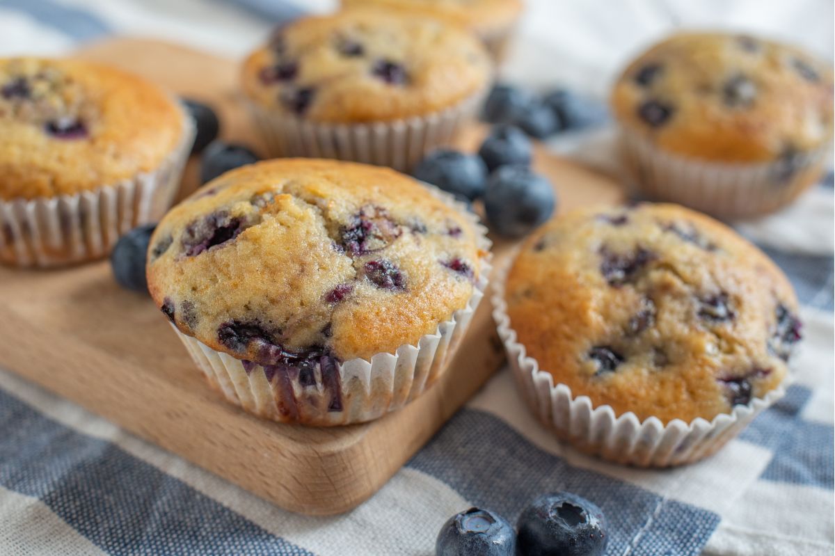 Puszyste muffinki z borówkami. Można jeść je bez wyrzutów sumienia