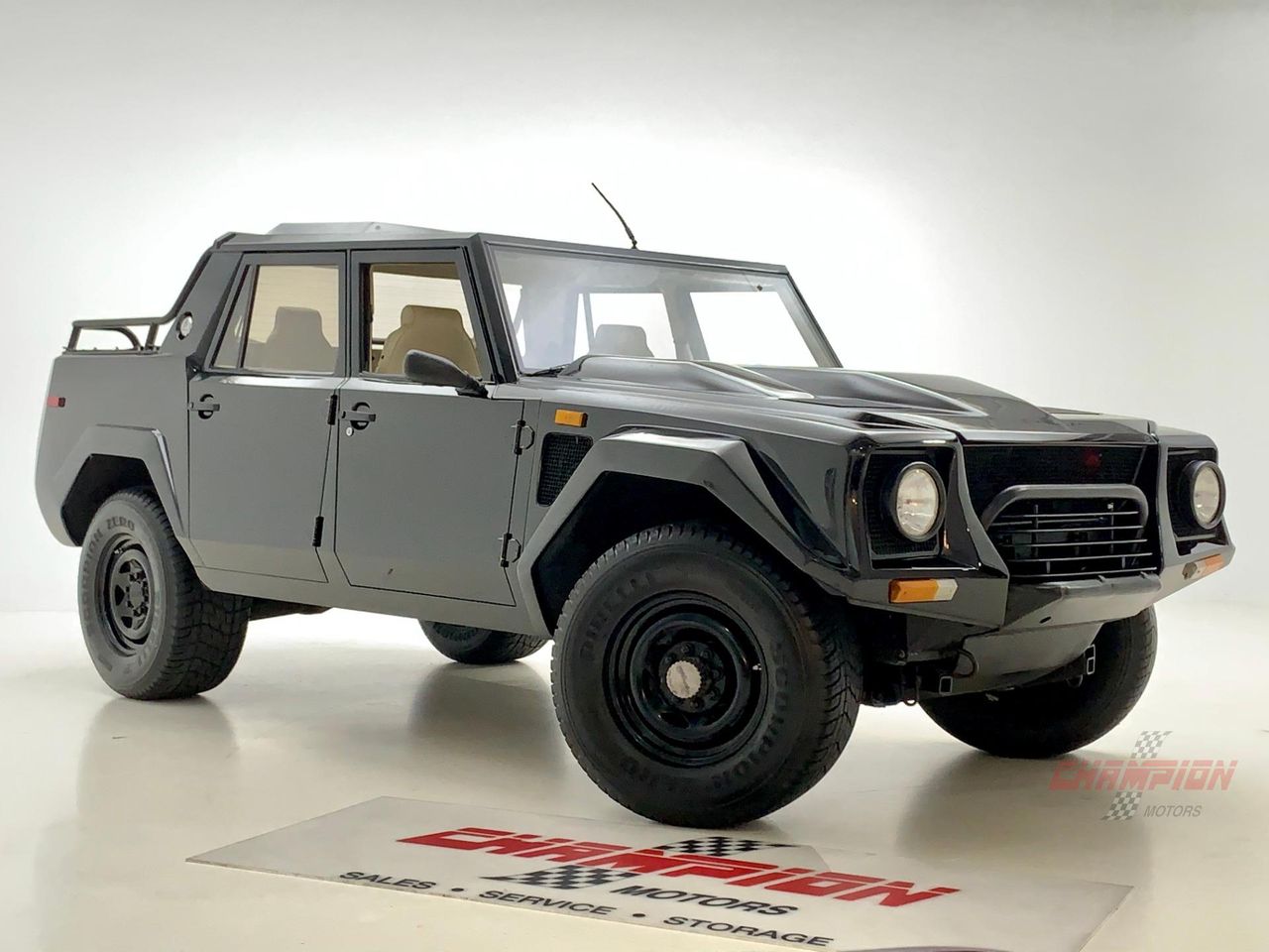 Lamborghini LM002 trafiło na sprzedaż. Ma 58 tys. km przebiegu i wysoką cenę