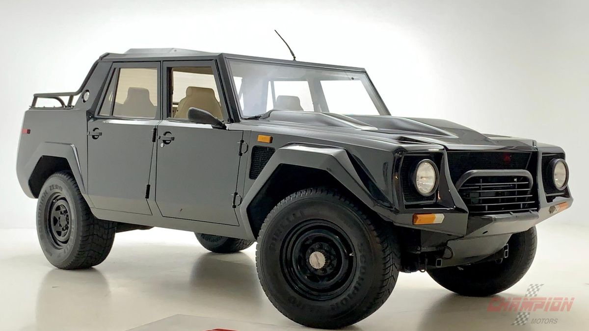 Wystawione Lamborghini LM002 kosztuje w przeliczeniu ok. 1,35 mln zł