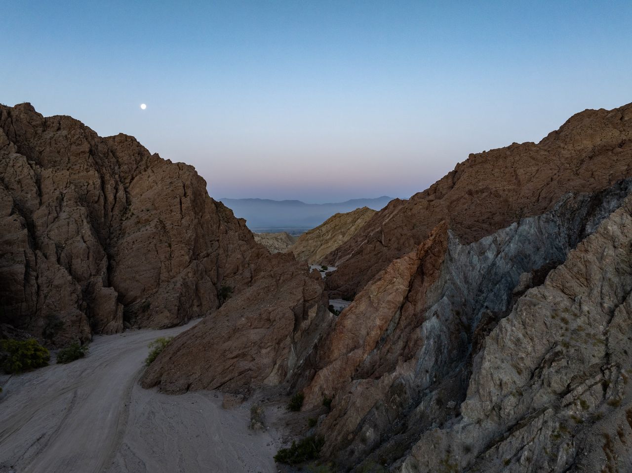 Tourists defy dangers hiking desert near Joshua Tree, survive ordeal