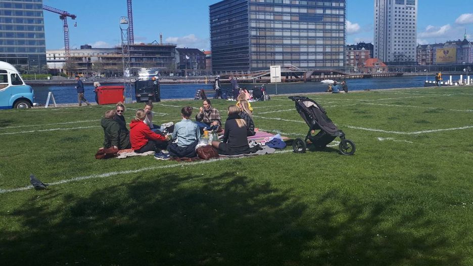 Mieszkańcy korzystają z towarzyskich kwadratów. Źródło: Københavns Politi