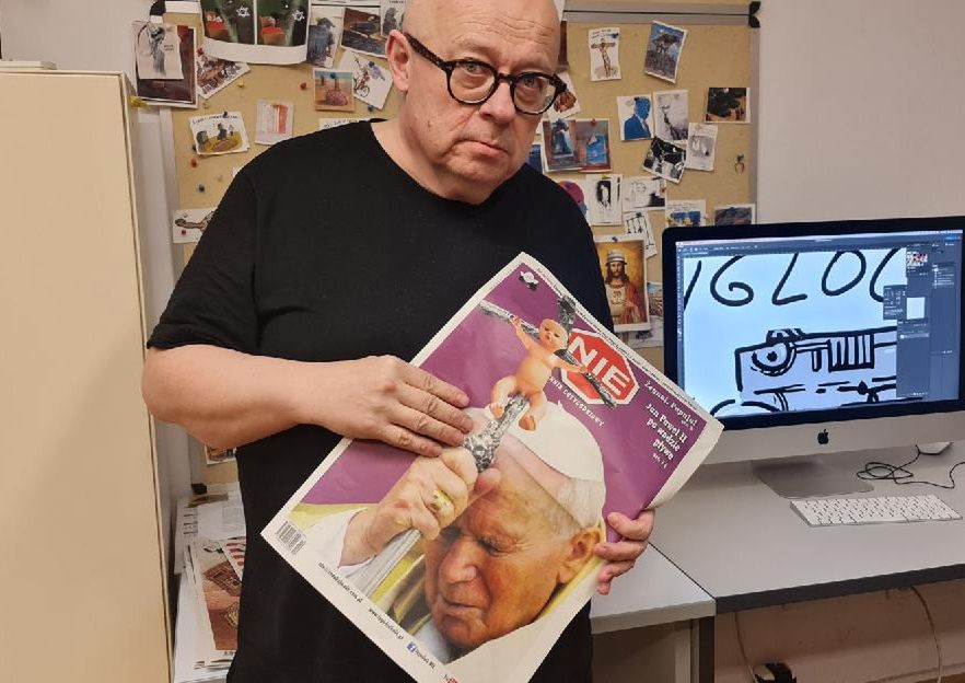 Waldemar Kuchanny z okładką nowego numeru tygodnika "Nie". Na papieskim krzyżu wisi laleczka