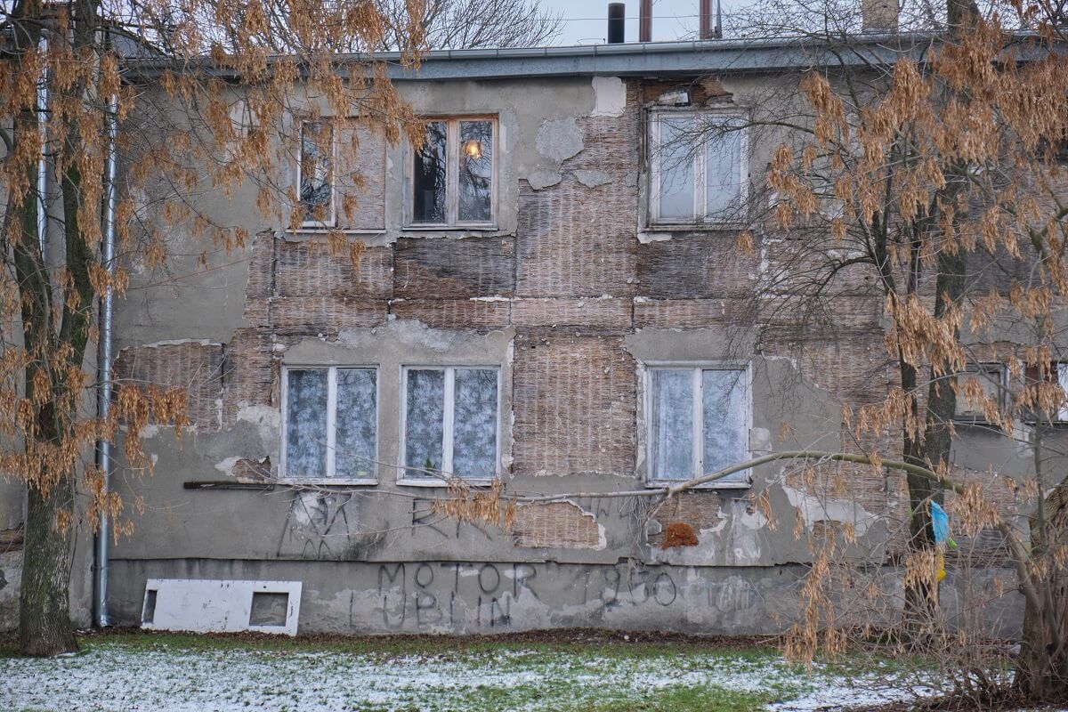 Zły stan techniczny budynku mieszkalnego przy ul. Wrońskiej 5