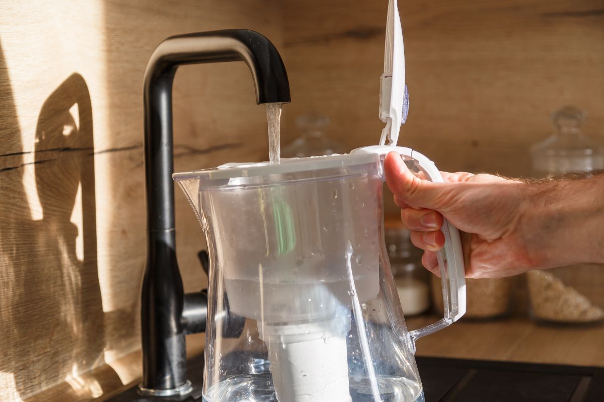 Boost your filtering pitcher's lifespan: how to remove limescale deposits effectively