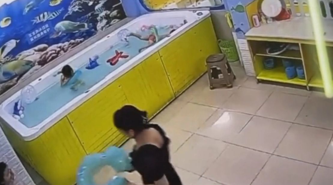 Nikt nie zauważył, że dziewczynka się topi