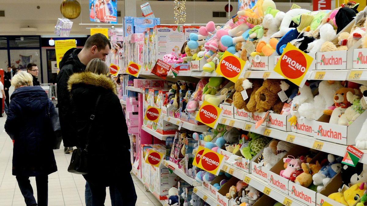 Przed?wi?teczne zakupy we Wroc?awiu
Fot. Bartlomiej Magierowski/EastNews. Wroclaw 11.12.2016. Centrum Handlowe Korona we Wroclawiu. Przedswiateczne zakupy w hipermarkecie Auchan. N/z: polki z zabawkami pluszowymi i ludzie wybierajacy prezenty..
Bartlomiej Magierowski