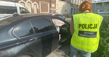Wrocław: Akcja służb w centrum. Po wypadku kierowca porzucił auto, na miejscu pracują technicy