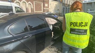 Wrocław: Akcja służb w centrum. Po wypadku kierowca porzucił auto, na miejscu pracują technicy