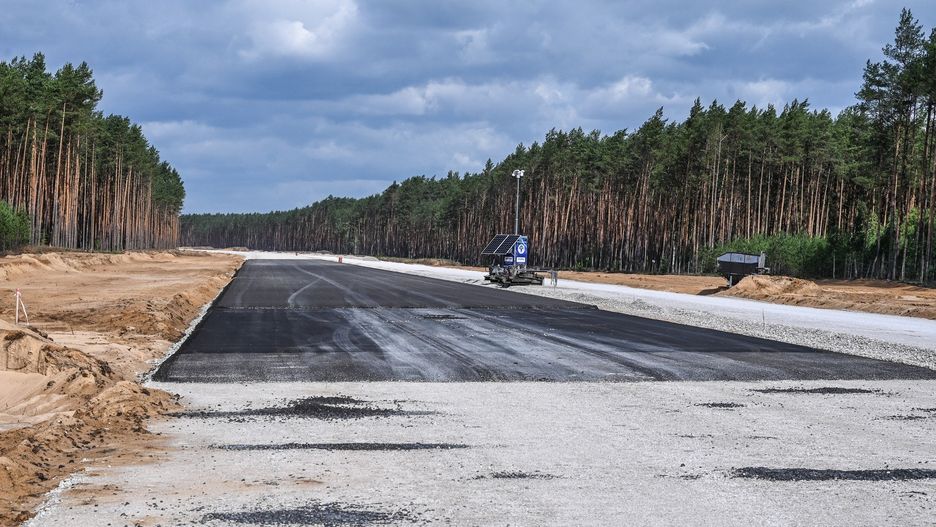 Nie zmienia się przejezdność drogi krajowej nr 10, która - mimo prowadzonych robót w pobliżu - pozostaje dostępna na całej długości.